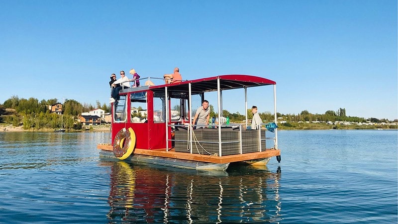 Freundeskreis auf einen Partyfloß entspannen