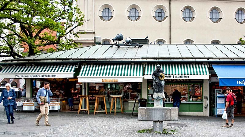 Marktplatz mit kleinem Springbrunnen München Stadtspiel (Ver-)Führung