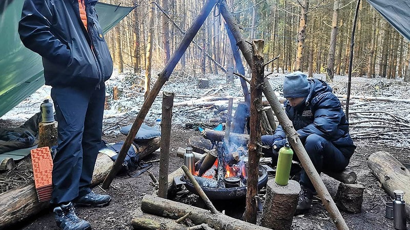 Zwei Männer beim am Feuer im Winter.