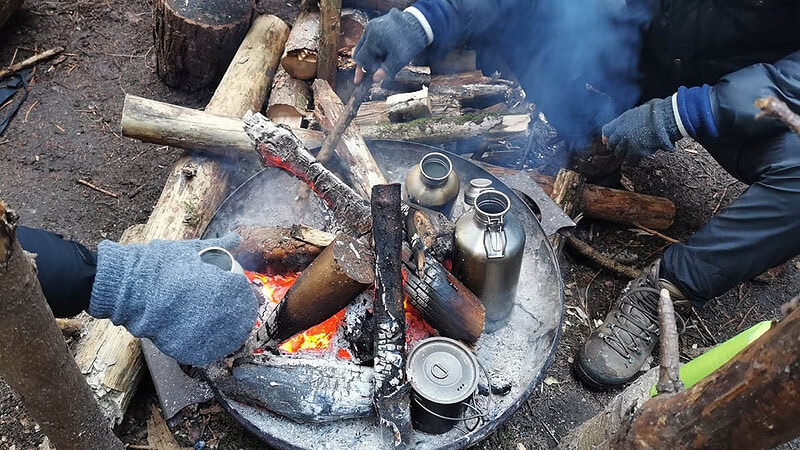 Thermoskannen stehehen im Feuer.