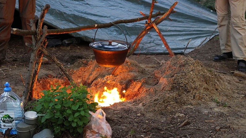 Topf über Lagerfeuer.