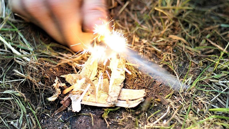 kleines Feuer aus Holzspänen.