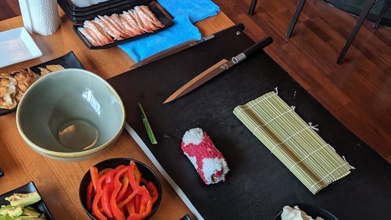 Arbeitsplatz beim Sushi Rollen - Sushi Kochkurs