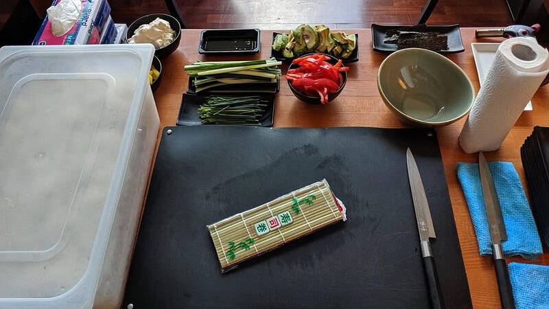 fertige Rolle mit sushi Matte - Sushi Kochkurs