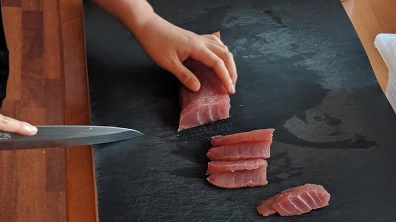 LAchs wird gerade zerschnitten beim - Sushi Kochkurs