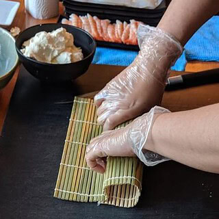 Eine Rolle suhi wird hergestellt - Sushi Kochkurs