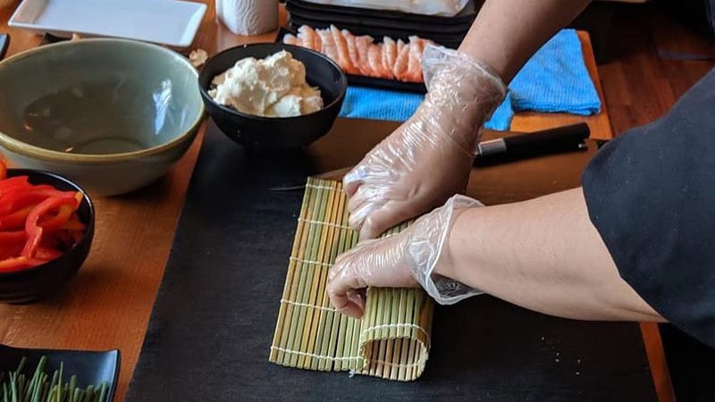 Eine Rolle suhi wird hergestellt - Sushi Kochkurs