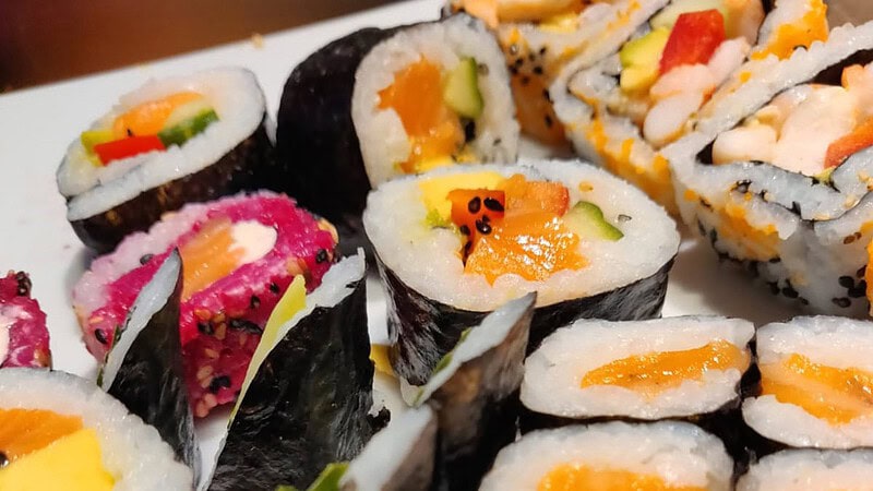 leckeres fertiges Sushi zum Verzehren