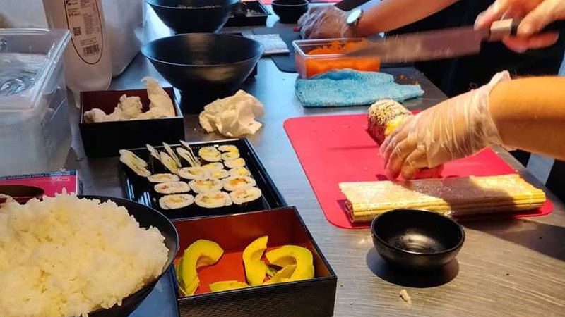 Gruppe rollt die Sushi - Sushi Kochkurs