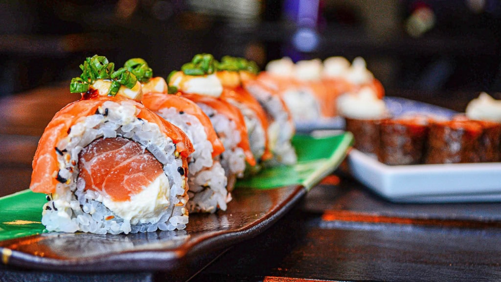Sushi_Dinner_1600x900_4.jpg Sushiauswahl auf einem Teller