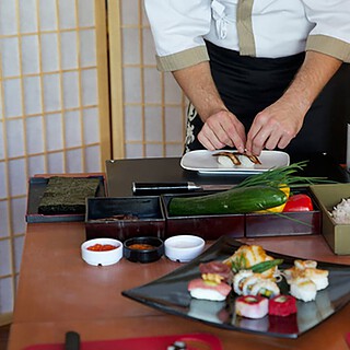 Mann bereitet Sushi zu beim Sushi Kochkurs in Leipzig
