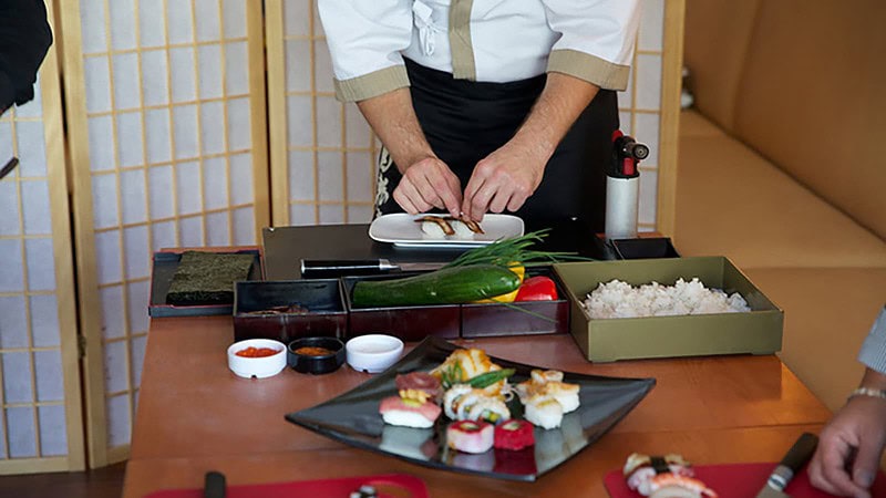 Mann bereitet Sushi zu beim Sushi Kochkurs in Leipzig