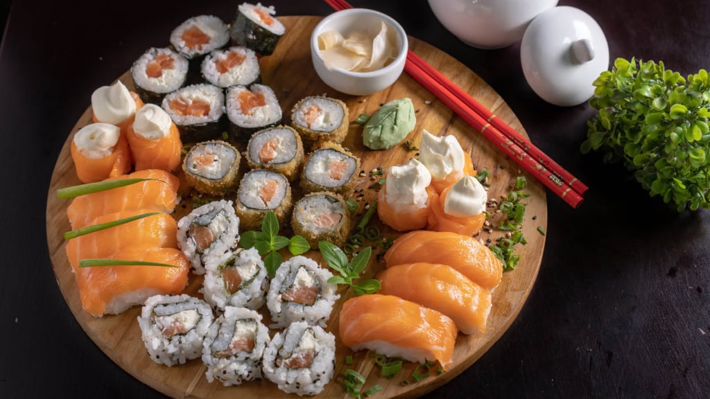 verschiedene Sushi Auswahl auf Teller