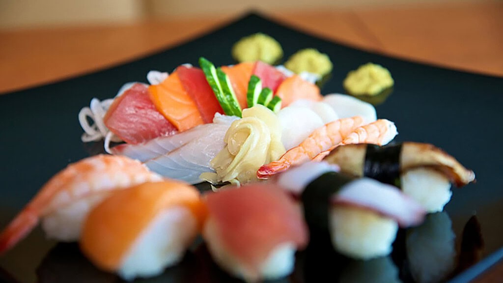 Sushi_Kochkurs_2.jpg fertiges Sushi auf Platte serviert zum Sushi Kochkurs in Leipzig