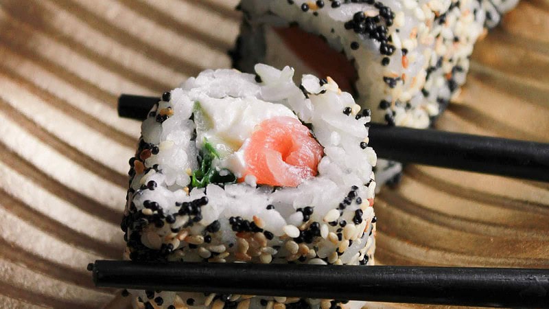 Sushi Röllchen mit Staebchen