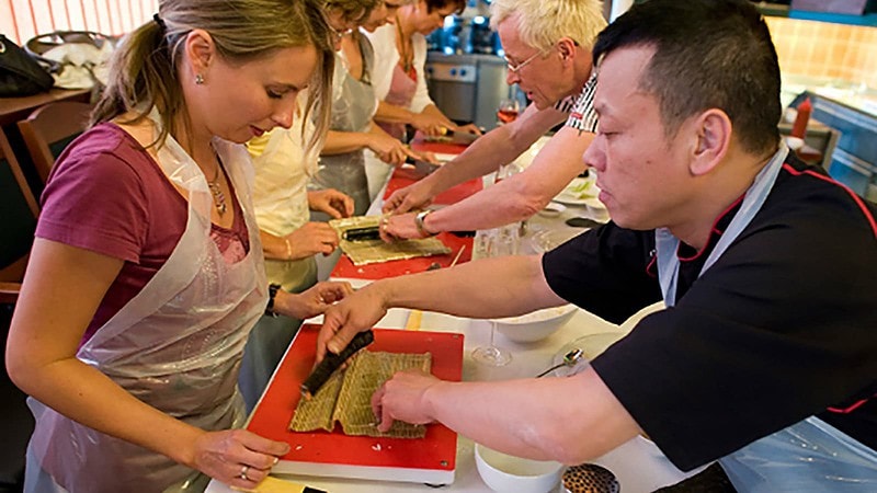 Sushi Meister rollt Sushi beim Lehrgang mit Wolle Förster in Dresden