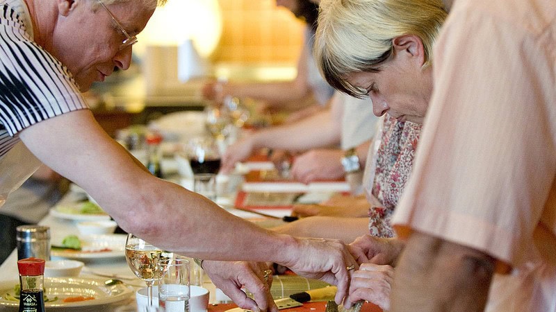 Personen bei der Sushi Zubereitung beim Lehrgang mit Wolle Förster in Dresden