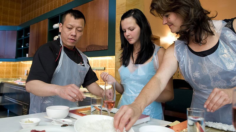 Drei Personen bei der Zubereitung beim Sushi Lehrgang mit Wolle Förster in Dresden