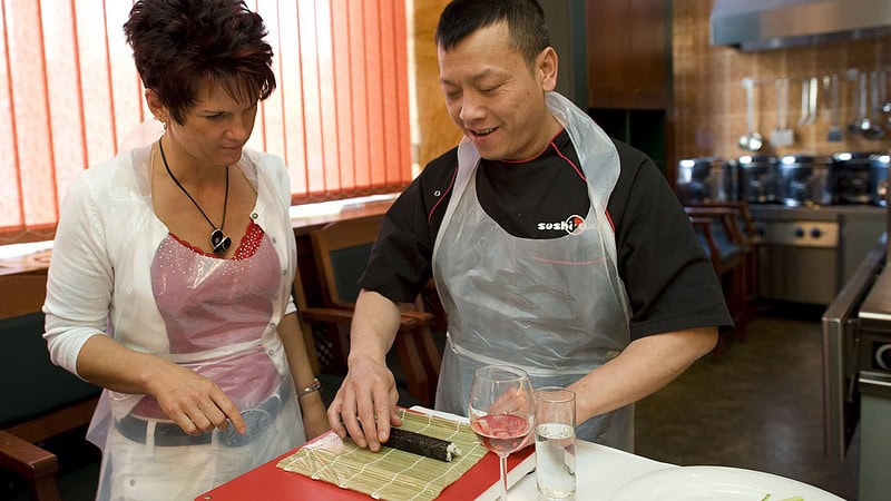 Sushi Meister rollt Sushi beim Lehrgang mit Wolle Förster in Dresden