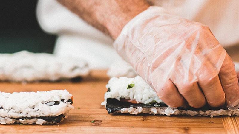 Hand belegt Sushi Rolle beim Sushi Lehrgang mit Wolle Förster in Dresden