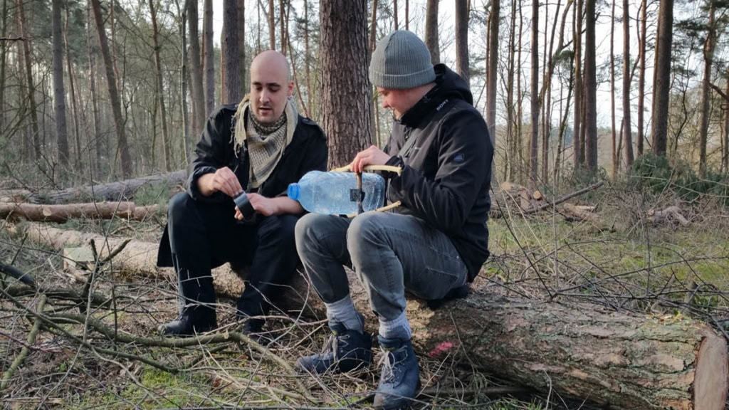Teambuilding Survival Camp in Berlin zwei Männer am basteln Zwei Männer am basteln.