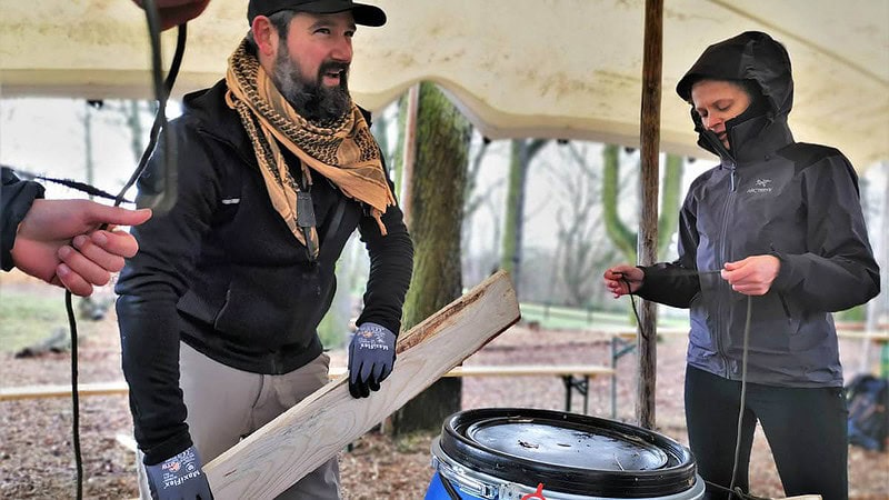 Mann mit Holzbrett in der Hand
