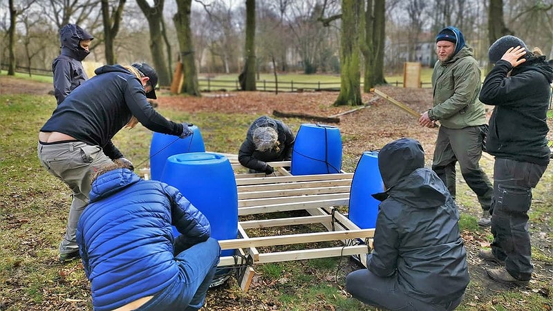 Gruppe macht das Floß startklar