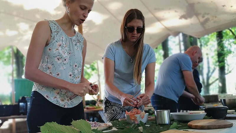 Zwei Frauen beim Essen zubereiten