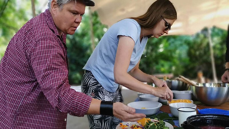 Zwei Leute beim Kochen