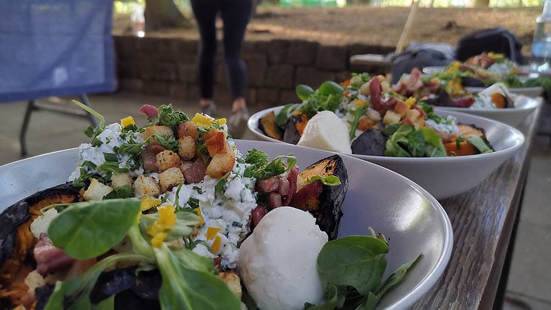 Teller mit schön angerichtetem Essen