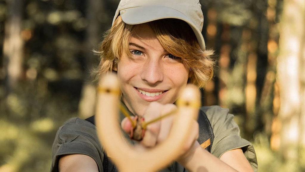 Teamevent Parcours Challenge Frau mit Steinschleuder Frau mit Steinschleuder