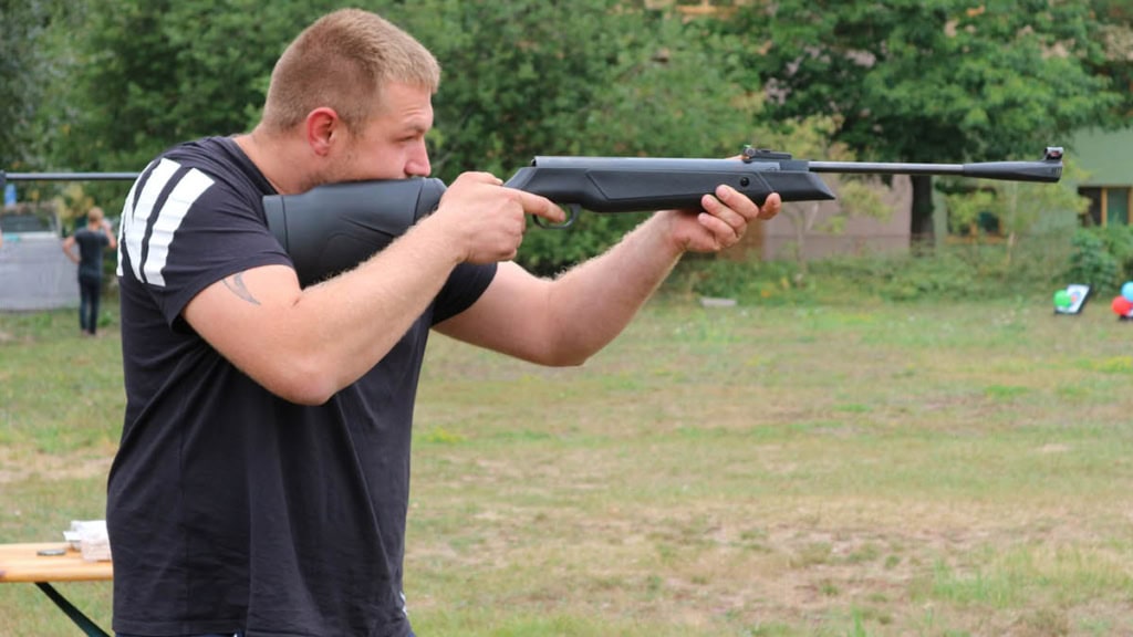 Teamevent Scharfschützen Meisterschaft Mann beim Luftgewehr Schießen Mann beim Luftgewehr Schießen.