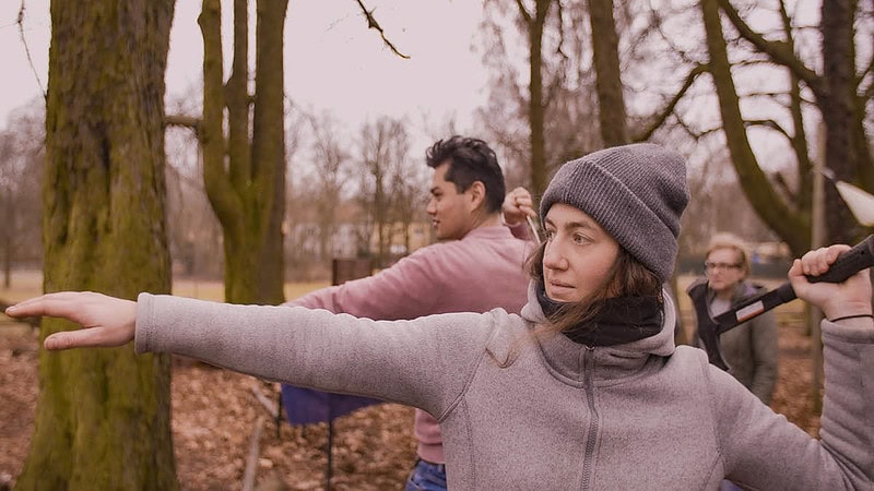 Frau und Mann beim Axtweitwurd.