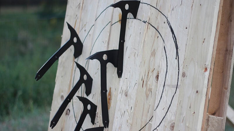 Äxte in Zielscheibe.