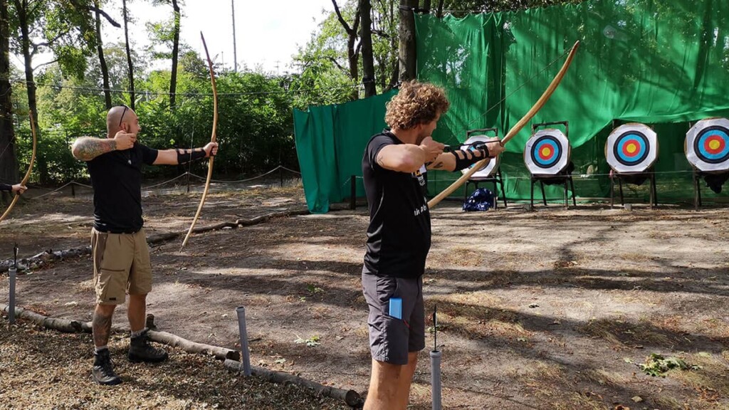 Teamevent Scharfschützen Meisterschaft Männer beim Bogenschießen Zwei Männer beim Bogenschießen.