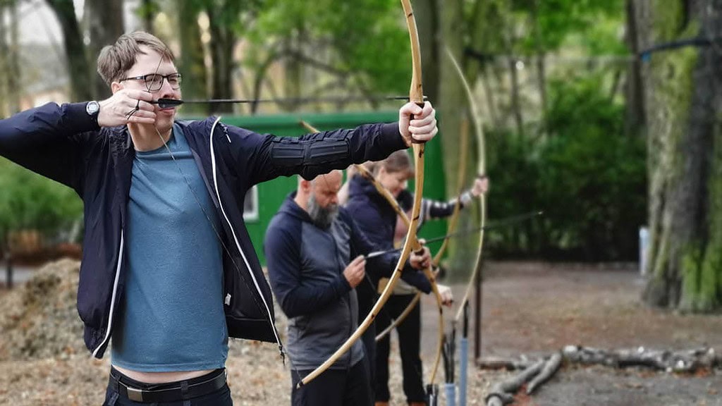 Teamevent Survival Abenteuer Tag in Berlin dei Personen beim Bogenschießen Drei Personen beim Bogenschießen.
