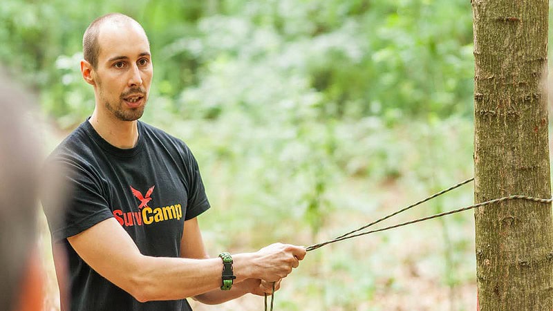 Mann am Erklären mit Strick in der Hand..