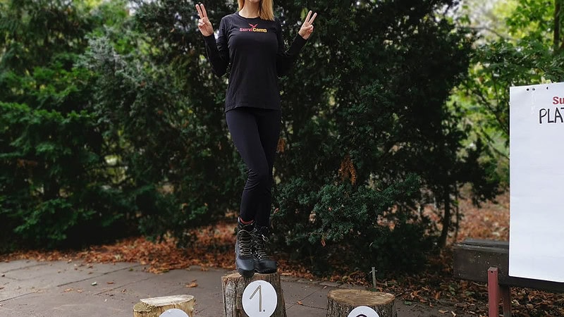 Frau auf erstem Platz Holzklotz.