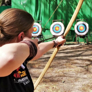 Teamevent Survival Meisterschaft Frau beim Bogenschießen Frau beim Bogenschießen.
