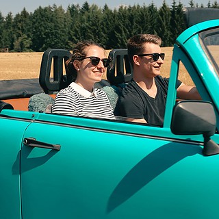 Zwei Personen fahren im Trabi bei der Trabi Cabrio Tour in der Sächsischen Schweiz
