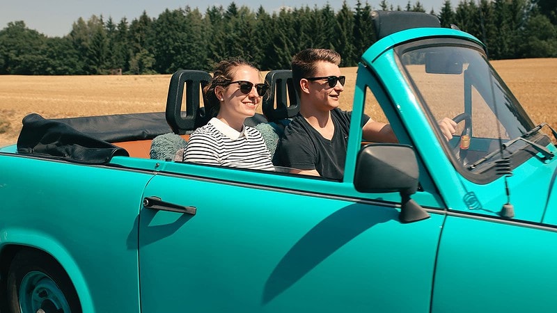 Zwei Personen fahren im Trabi bei der Trabi Cabrio Tour in der Sächsischen Schweiz