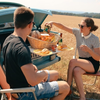 Trabi-Pirna_40.jpg Mann und Frau picknicken bei der Trabi Picknick Tour Sächsische Schweiz