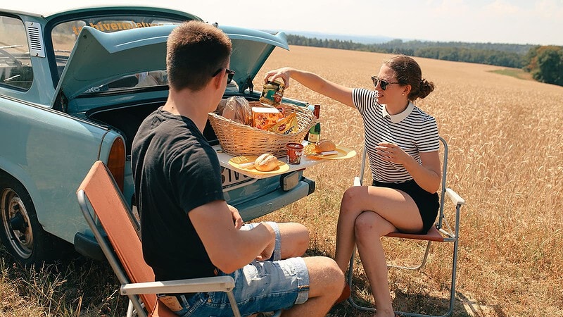 Mann und Frau picknicken bei der Trabi Picknick Tour Sächsische Schweiz