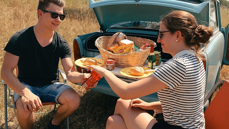 Mann und Frau picknicken bei der Trabi Picknick Tour Sächsische Schweiz