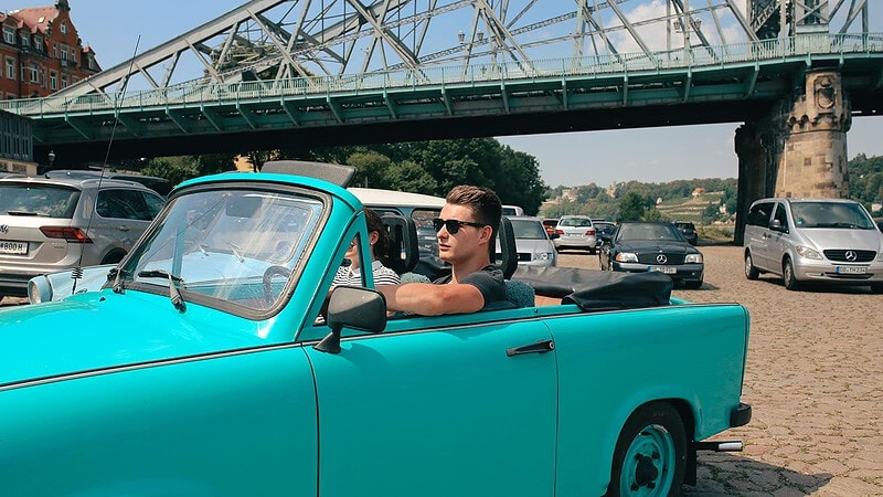 Zwei Personen fahren im Trabi bei der Trabi Cabrio Tour in der Sächsischen Schweiz