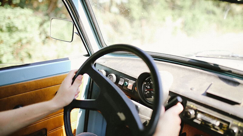 Blick auf das Lenkrad beim Trabi selber fahren bei Dresden