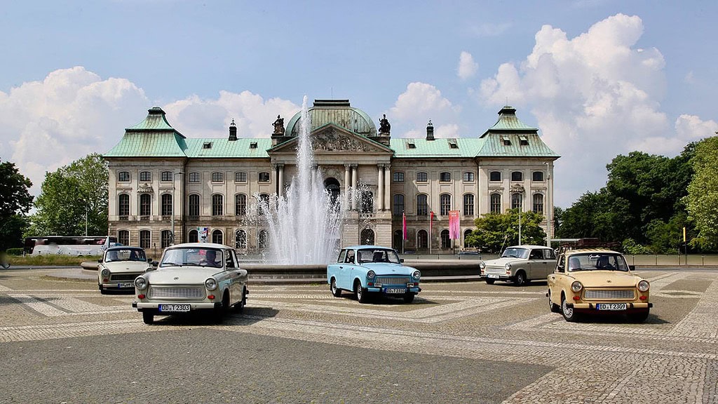 Trabi-Tour-Dresden-Trabinauten3.jpg Trabant 601 vor einem Springbrunnen in Dresden