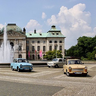 Trabant 601 vor einem Springbrunnen in Dresden