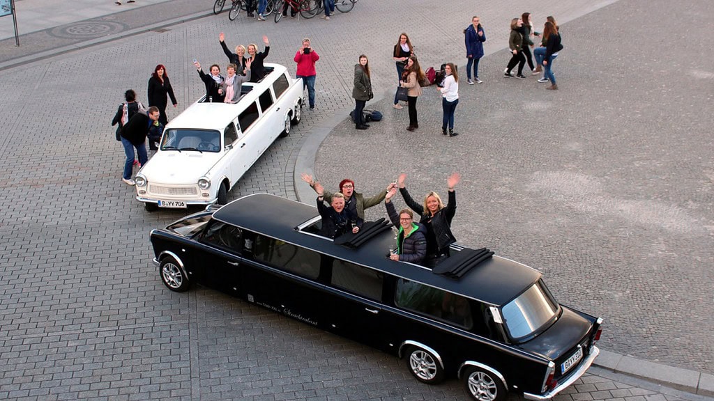 Trabi-XXL-Berlin.jpg Zwei Trabi XXL in weiß und schwarz mit JGA Mädels und Jungs in den Trabis in Berlin