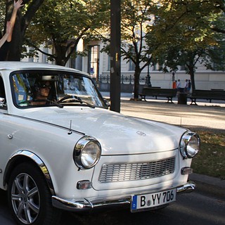 Trabi XXL in weiß mit JGA in Berlin